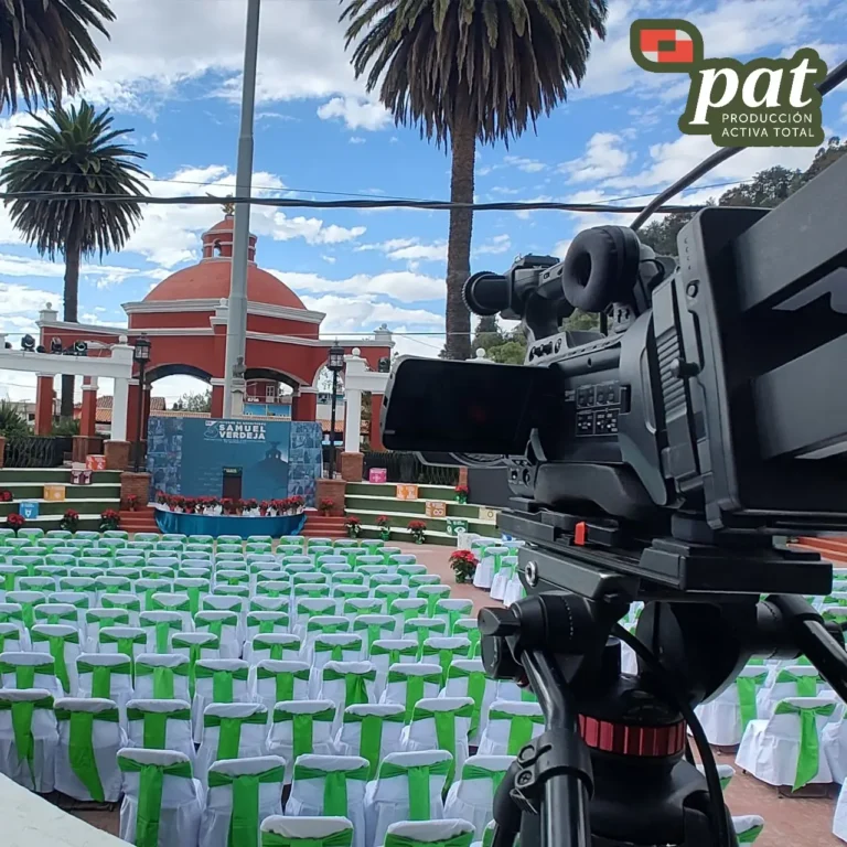 Cámara profesional instalada para cobertura de evento empresarial en espacio exterior corporativo.